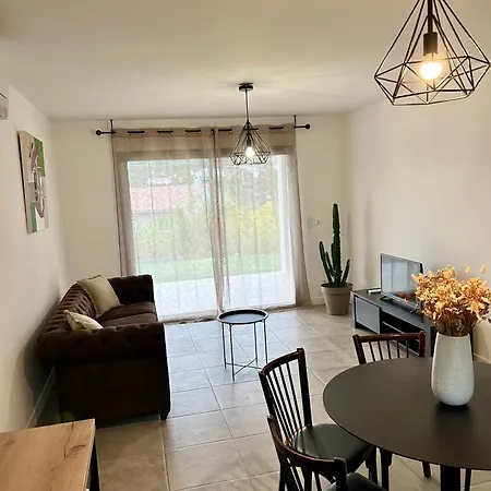 Appartamento Bas De Avec Jardin Idealement Situe Entre Ajaccio Et Porticcio Bastelicaccia